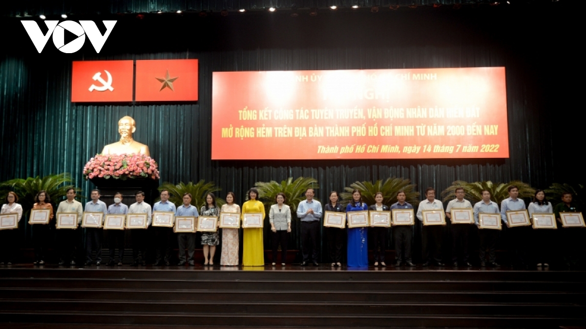 nguoi dan tp.hcm hien gan 5,4 trieu m2 dat de mo hem hinh anh 2