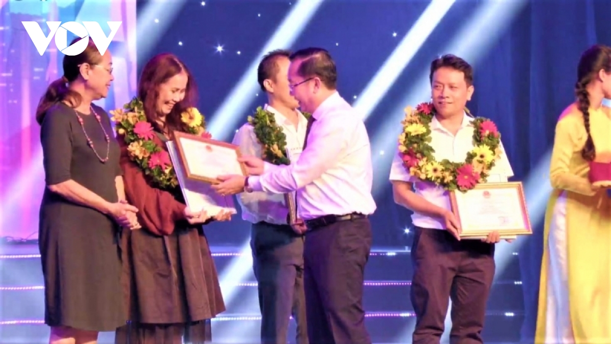 trao giai thuong cho cac tac pham van hoc, nghe thuat phong, chong covid-19 hinh anh 2