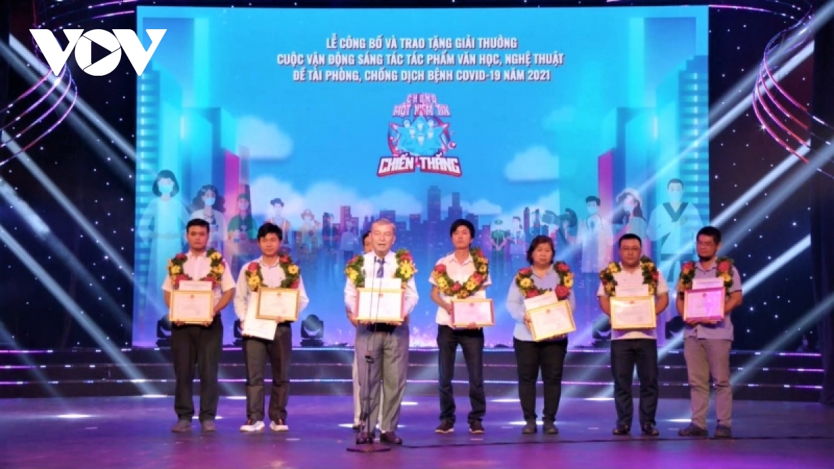 trao giai thuong cho cac tac pham van hoc, nghe thuat phong, chong covid-19 hinh anh 3