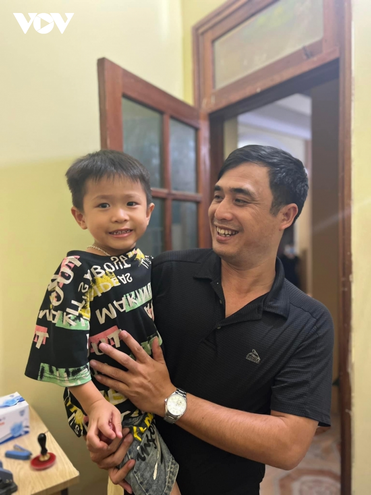 chau be tu ha tinh len son la choi di lac tim lai duoc nguoi nha hinh anh 1