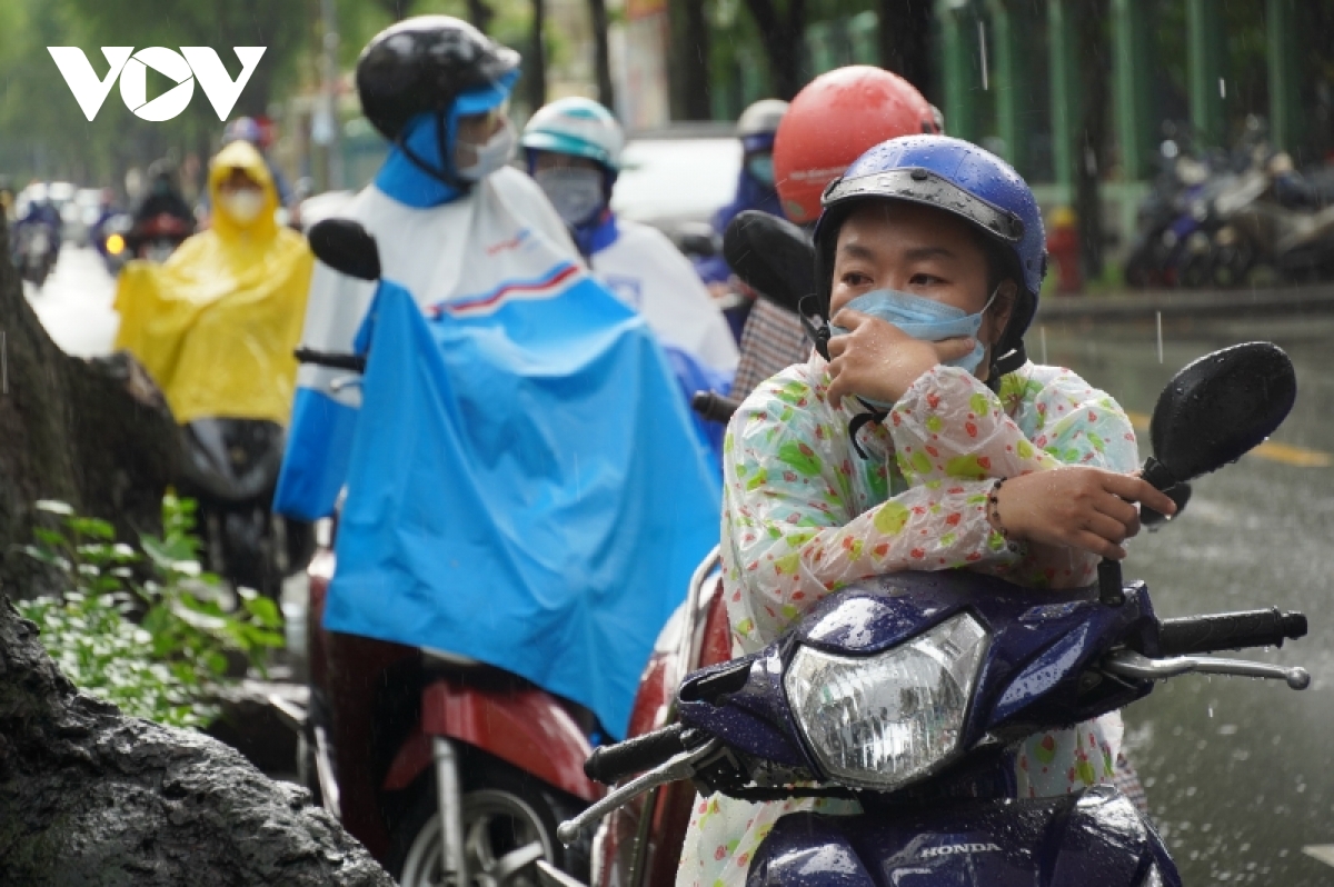 thi sinh, phu huynh tho phao ket thuc mon cuoi ky thi tot nghiep thpt 2022 hinh anh 14