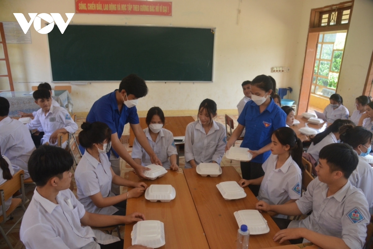 thi sinh, phu huynh tho phao ket thuc mon cuoi ky thi tot nghiep thpt 2022 hinh anh 4