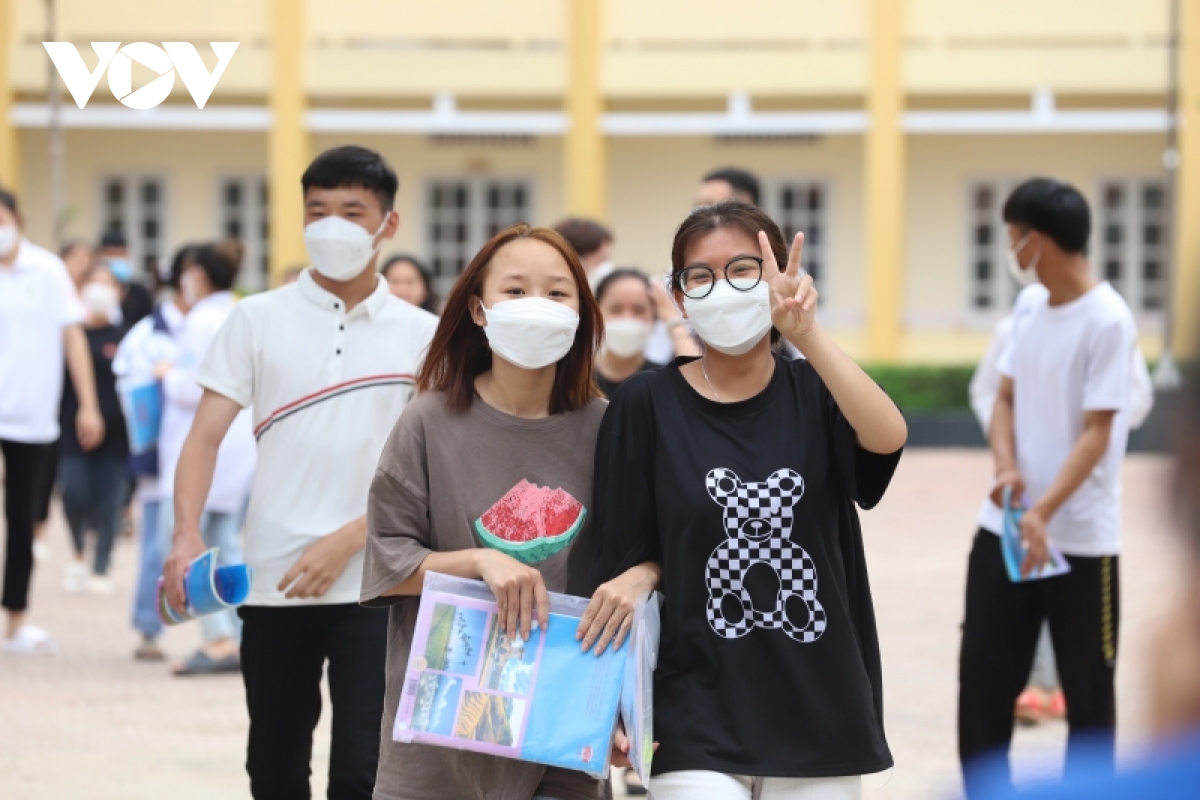 thi sinh, phu huynh tho phao ket thuc mon cuoi ky thi tot nghiep thpt 2022 hinh anh 5