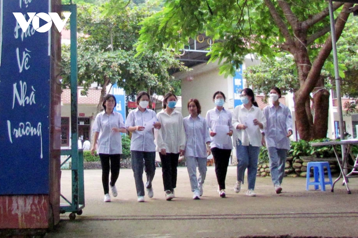 thi sinh, phu huynh tho phao ket thuc mon cuoi ky thi tot nghiep thpt 2022 hinh anh 6