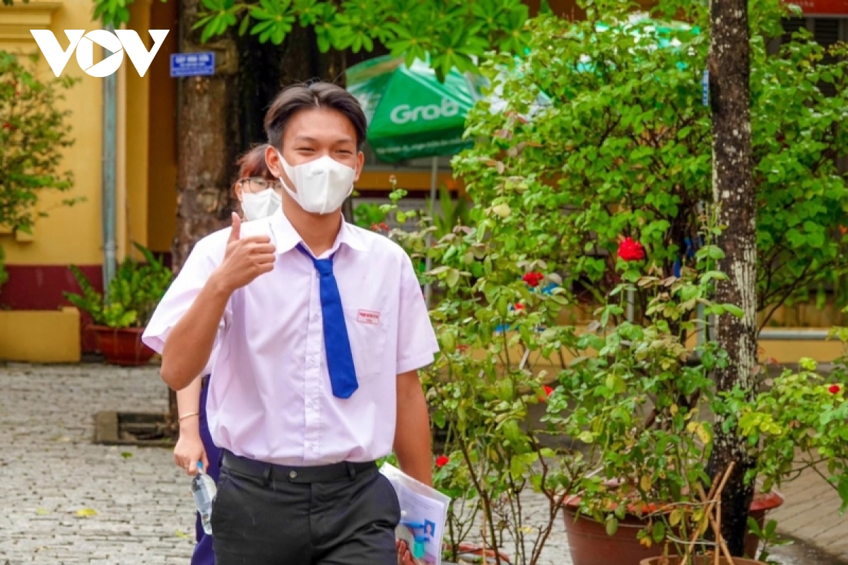thi sinh, phu huynh tho phao ket thuc mon cuoi ky thi tot nghiep thpt 2022 hinh anh 15
