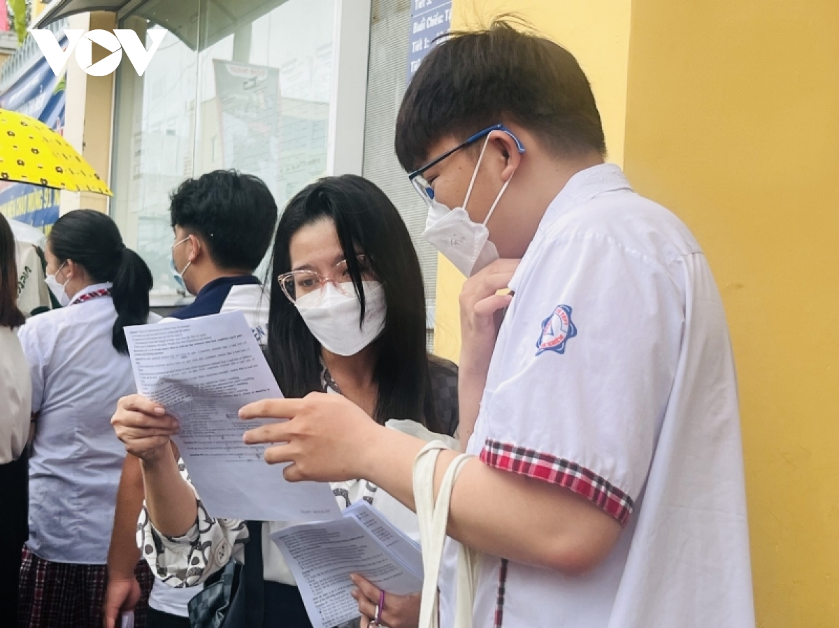 thi sinh, phu huynh tho phao ket thuc mon cuoi ky thi tot nghiep thpt 2022 hinh anh 16