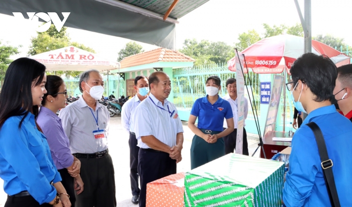 thi sinh, phu huynh tho phao ket thuc mon cuoi ky thi tot nghiep thpt 2022 hinh anh 17