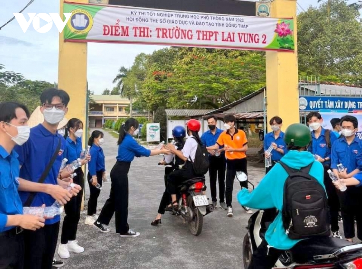 thi sinh, phu huynh tho phao ket thuc mon cuoi ky thi tot nghiep thpt 2022 hinh anh 18