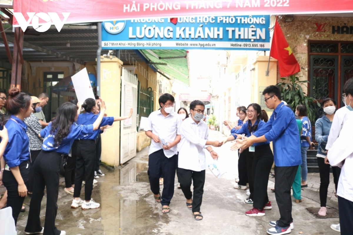 thi sinh, phu huynh tho phao ket thuc mon cuoi ky thi tot nghiep thpt 2022 hinh anh 1