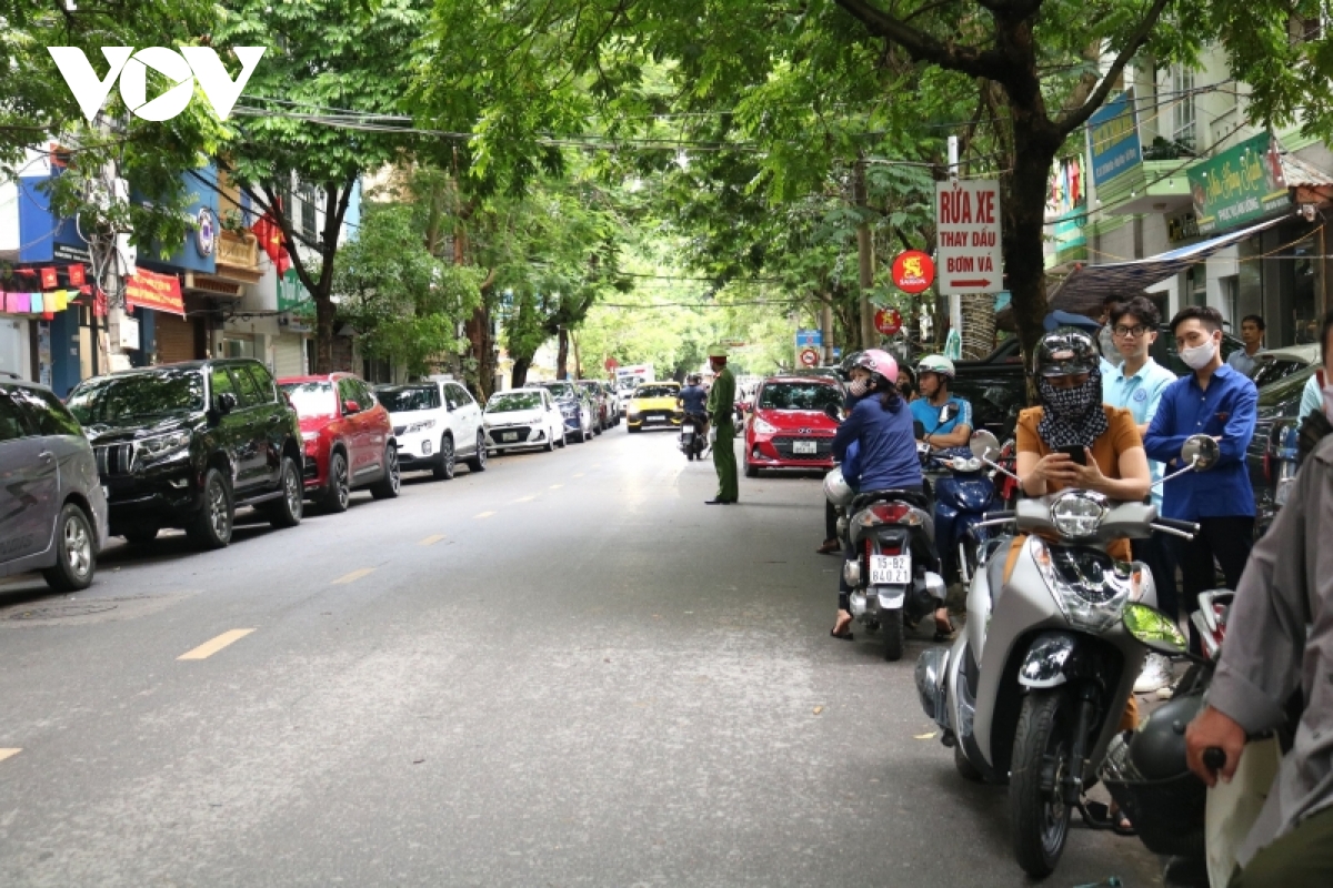 thi sinh, phu huynh tho phao ket thuc mon cuoi ky thi tot nghiep thpt 2022 hinh anh 2