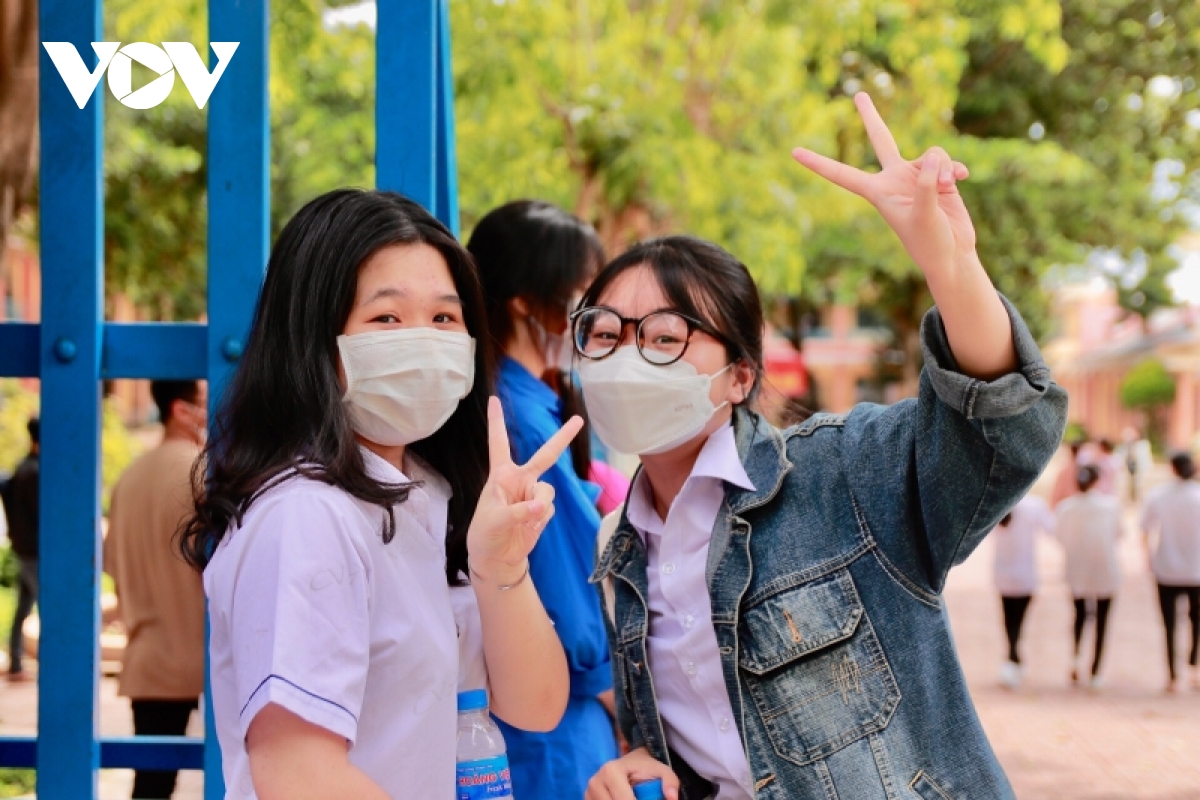 thi sinh, phu huynh tho phao ket thuc mon cuoi ky thi tot nghiep thpt 2022 hinh anh 9