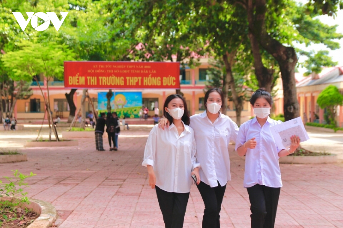 thi sinh, phu huynh tho phao ket thuc mon cuoi ky thi tot nghiep thpt 2022 hinh anh 10