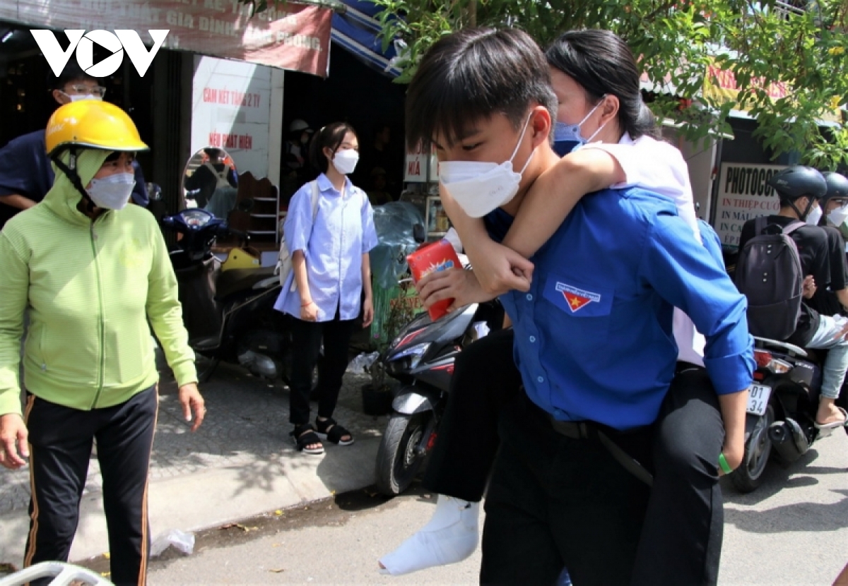 thi sinh, phu huynh tho phao ket thuc mon cuoi ky thi tot nghiep thpt 2022 hinh anh 8