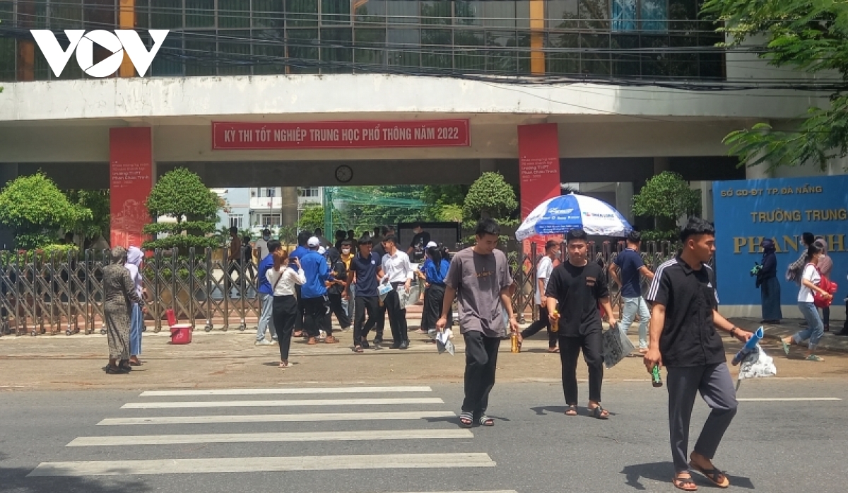 thi sinh, phu huynh tho phao ket thuc mon cuoi ky thi tot nghiep thpt 2022 hinh anh 7