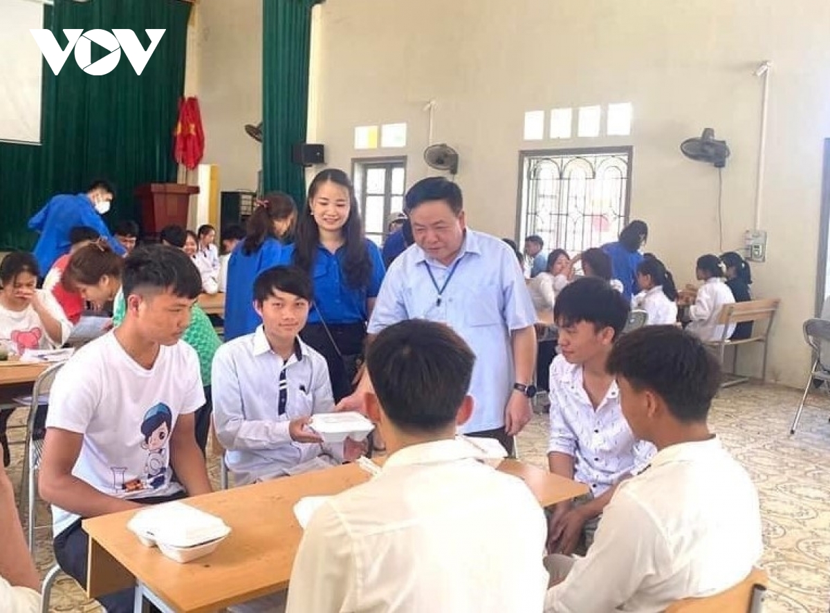 thi sinh, phu huynh tho phao ket thuc mon cuoi ky thi tot nghiep thpt 2022 hinh anh 24