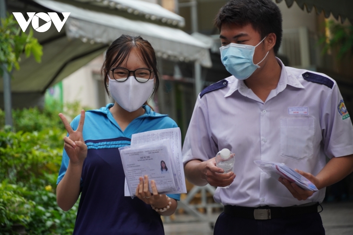 thi sinh, phu huynh tho phao ket thuc mon cuoi ky thi tot nghiep thpt 2022 hinh anh 11