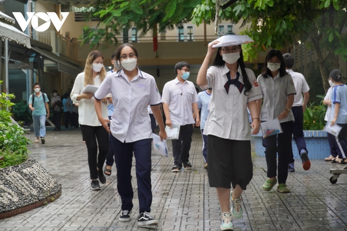 thi sinh, phu huynh tho phao ket thuc mon cuoi ky thi tot nghiep thpt 2022 hinh anh 12