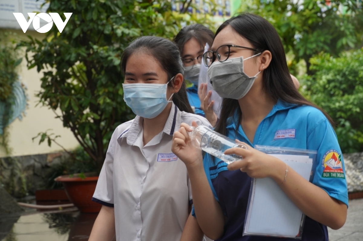 thi sinh, phu huynh tho phao ket thuc mon cuoi ky thi tot nghiep thpt 2022 hinh anh 13