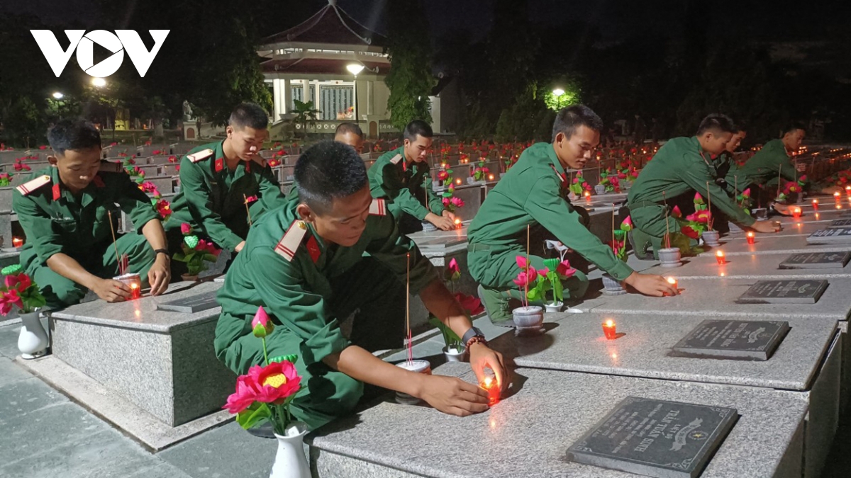 tuoi tre kon tum thap tren 7.000 ngon nen tri an cac anh hung liet sy hinh anh 1