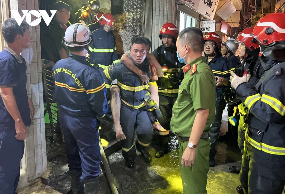 giai cuu 4 nguoi mac ket trong dam chay luc nua dem tai ha noi hinh anh 1