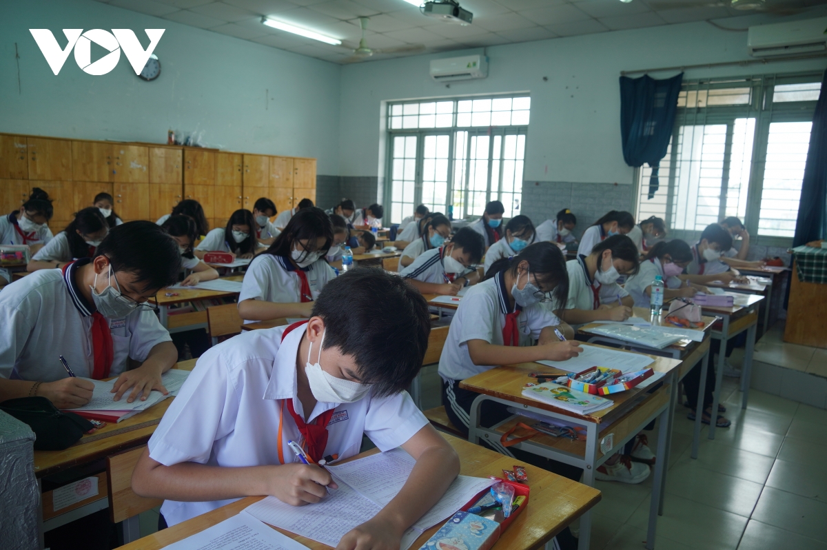 phu huynh tp.hcm mong muon mien hoc phi cho cap thcs hinh anh 2