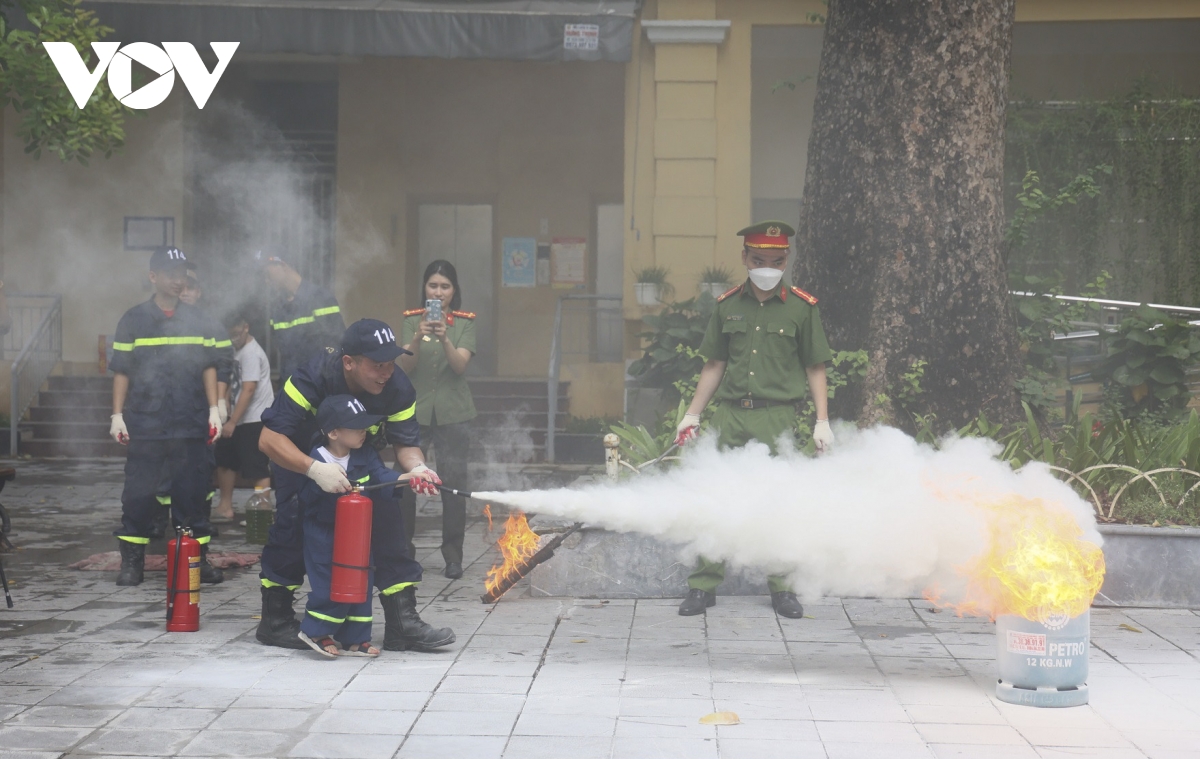 mot ngay lam linh cuu hoa cua tre em ha noi hinh anh 3