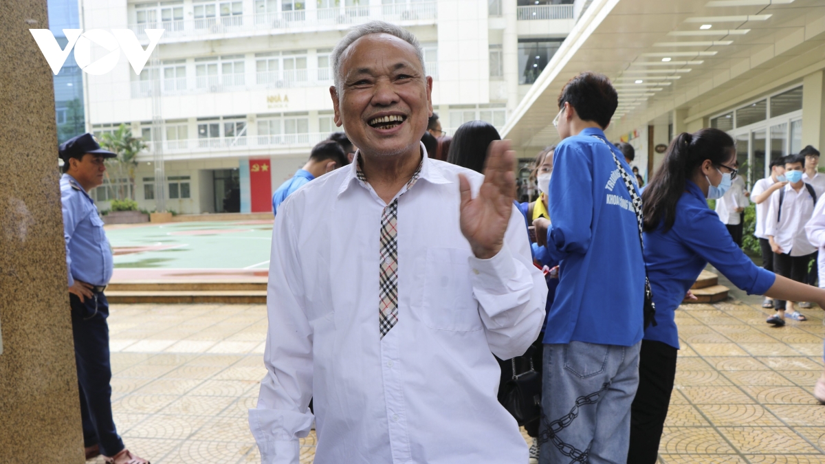 cu ong 82 tuoi vo oa cam xuc khi do tot nghiep thpt 2022 hinh anh 2