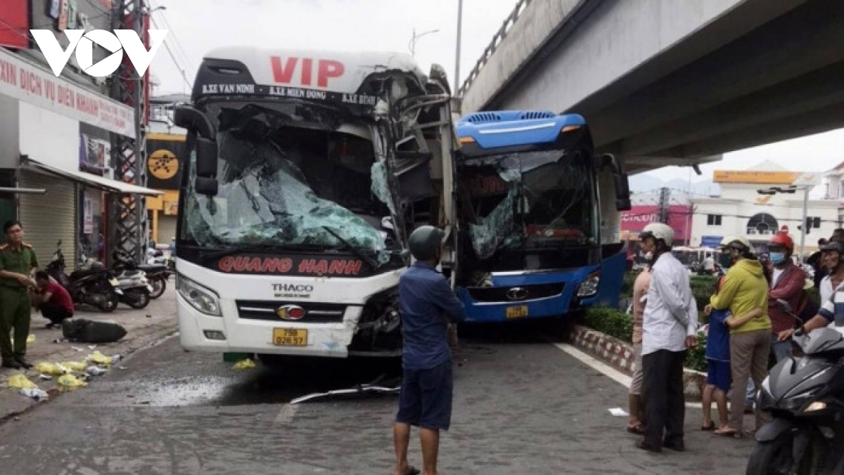 2 xe khach tong nhau duoi gam cau vuot, 1 hanh khach tu vong hinh anh 1