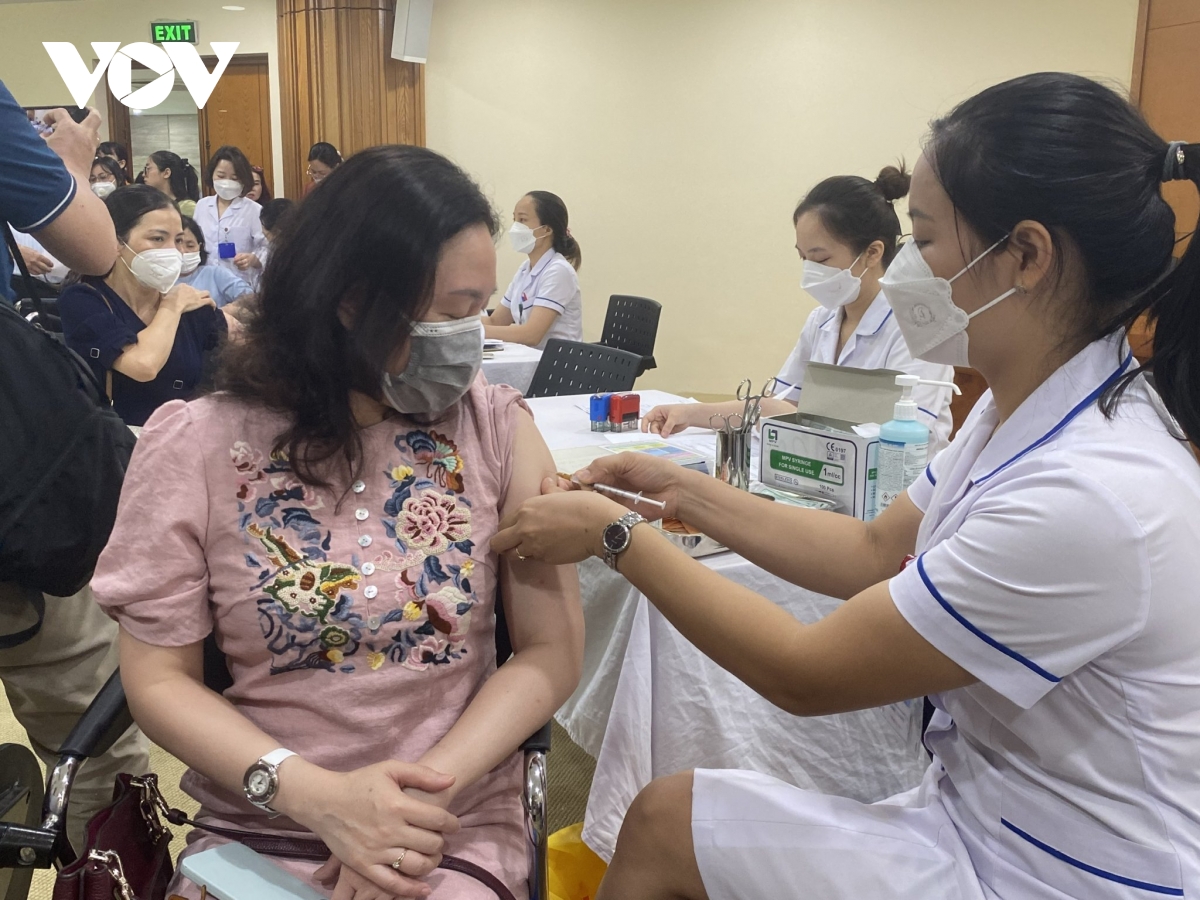 tiem nhac lai vaccine covid-19 xuat hien tam ly chu quan, lo la hinh anh 3