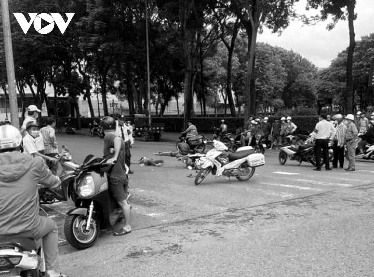 Di xe may nguoc chieu, nguoi phu nu tu vong sau cu va cham manh hinh anh 1