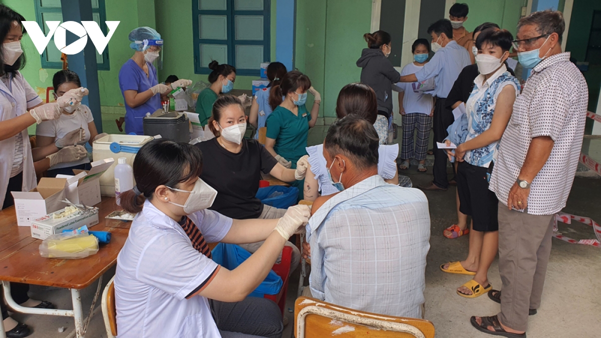 nguoi dan binh duong di tiem vaccine phong covid-19 tang dot bien hinh anh 2