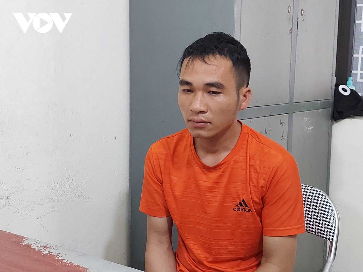 Den nho xin viec, cuom luon laptop cua chu nha hinh anh 1