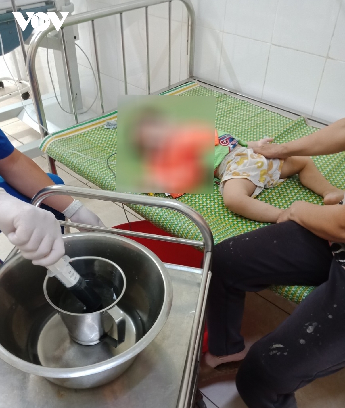 bo ep con gai 11 thang tuoi uong thuoc sau sau do tu tu hinh anh 1