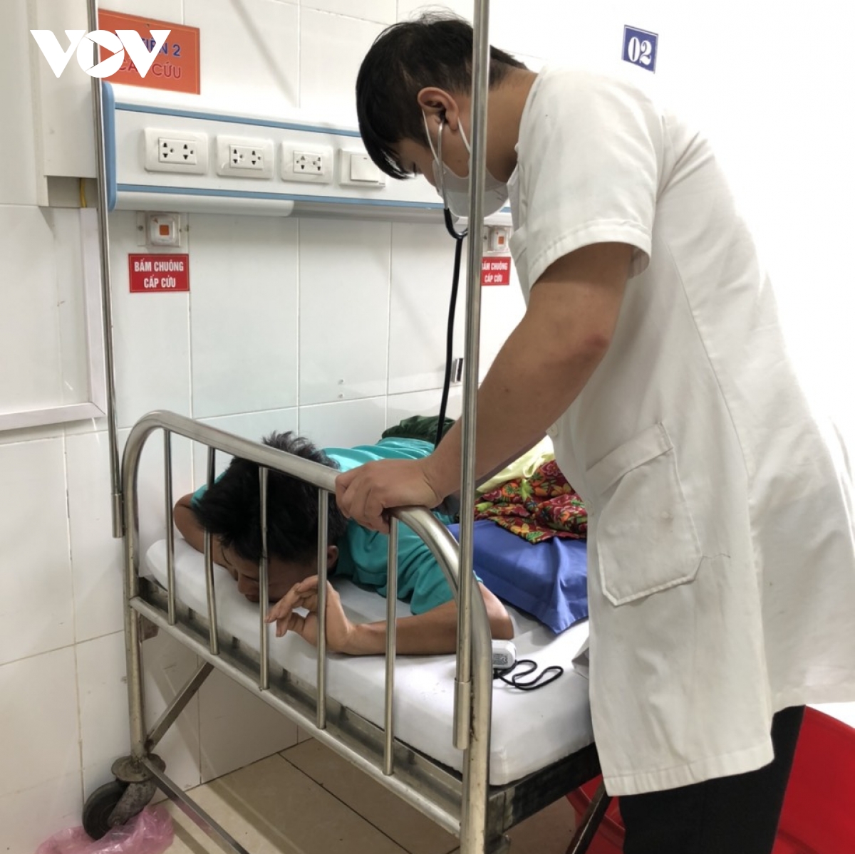 bo ep con gai 11 thang tuoi uong thuoc sau sau do tu tu hinh anh 2