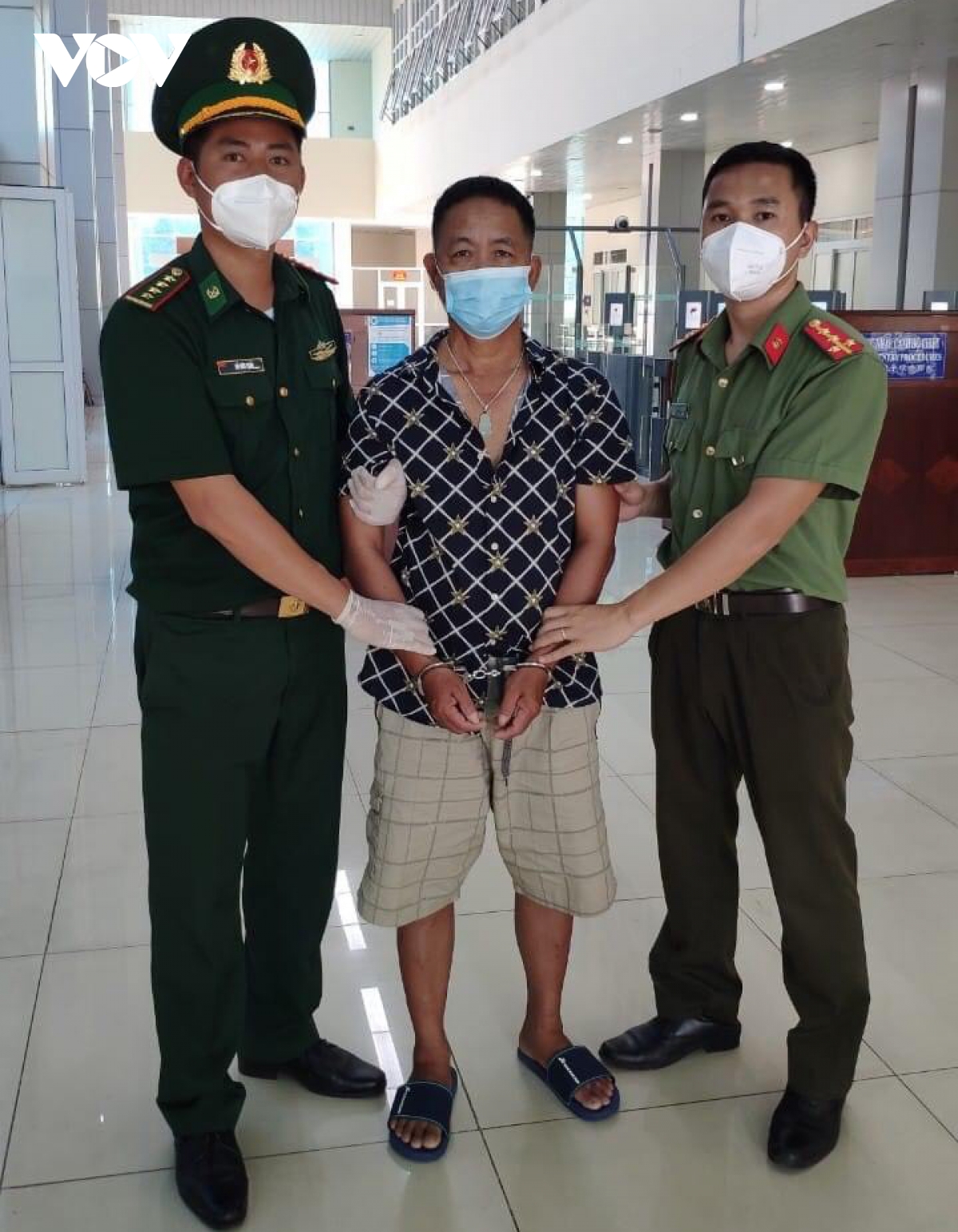 phat hien doi tuong truy na trong nhom nguoi xuat canh trai phep hinh anh 1