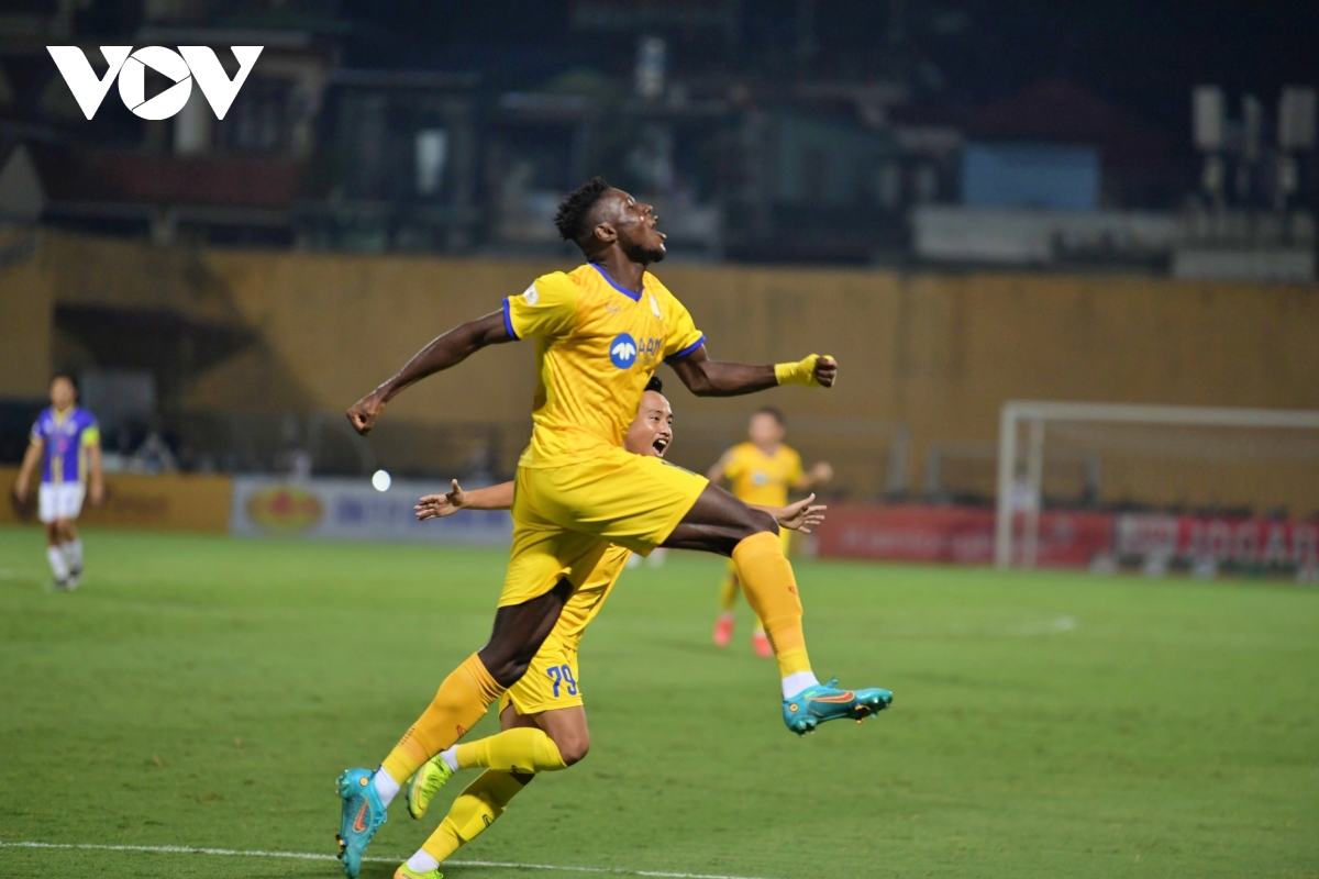 olaha tu nguoi hung thanh toi do, slna thua nguoc 1-2 tren san ha noi fc hinh anh 11