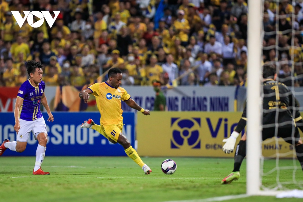 olaha tu nguoi hung thanh toi do, slna thua nguoc 1-2 tren san ha noi fc hinh anh 15