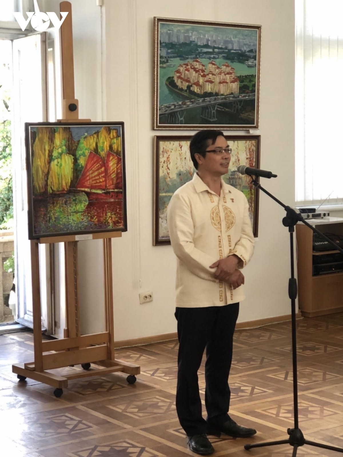 trien lam tranh ve viet nam tai thanh pho uzgorod, ukraine hinh anh 1