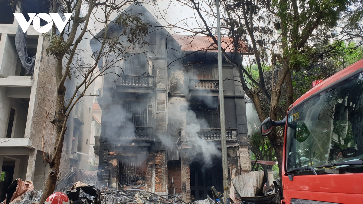 lua chay ngun ngut can biet thu tai hoang mai, ha noi hinh anh 2