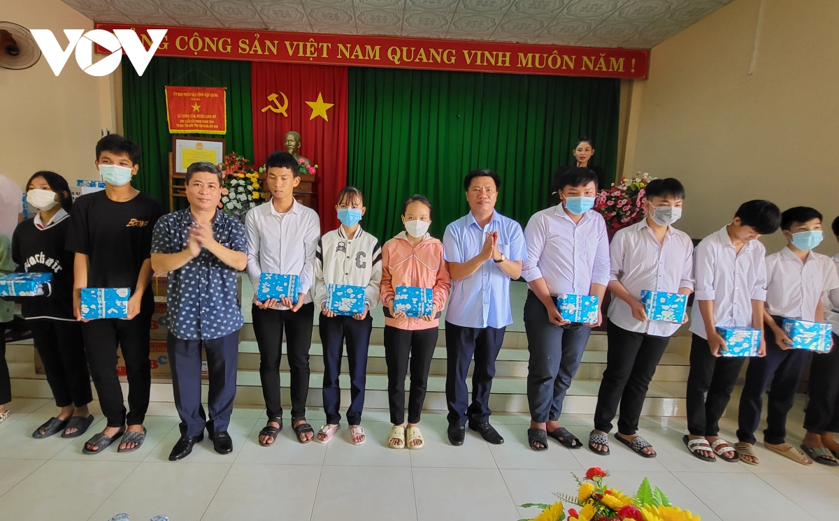 vov - Dbscl tham, tang qua cho hoc sinh co hoan canh kho khan hinh anh 1