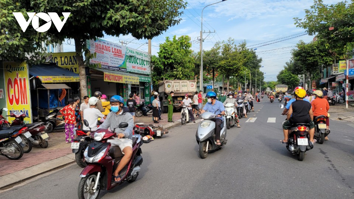hang loat xe may bi xe ben huc vang, nhieu nguoi bi thuong o binh duong hinh anh 3