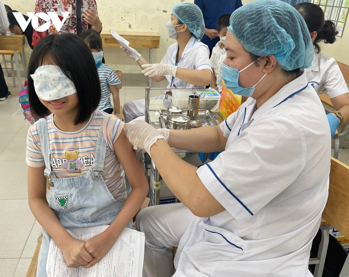 phu huynh thay doi quyet dinh, cho con tiem vaccine de nam hoc moi an toan hinh anh 2