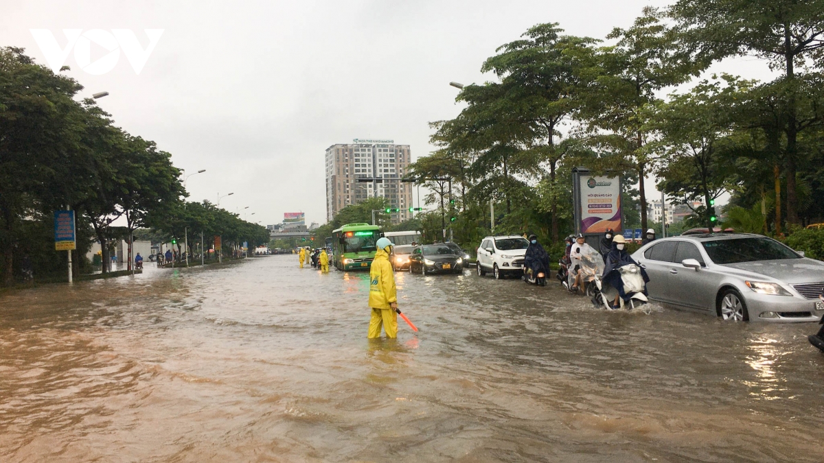 hang tram cong nhan dam mua thong cong, bom nuoc tren duong pho ha noi hinh anh 11