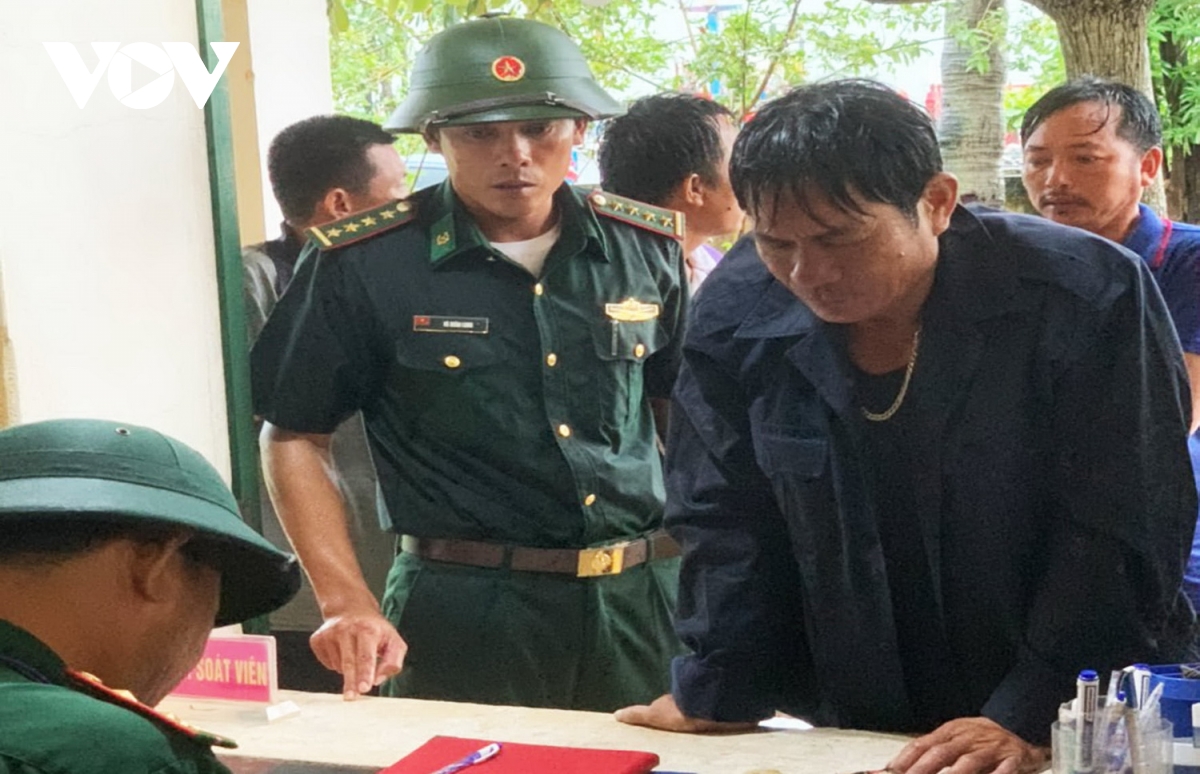 thuyen cho 8 thuyen vien bi loc xoay nhan chim tren bien hinh anh 1