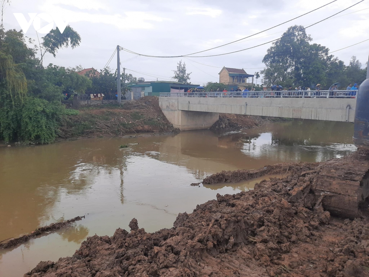 nga xuong kenh, be gai 2 tuoi o nghe an mat tich hinh anh 1