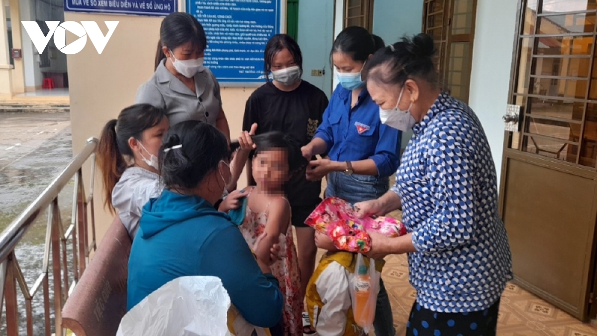 be gai 7 tuoi o binh phuoc bi cha duong bao hanh da xuat vien, ve que hinh anh 1