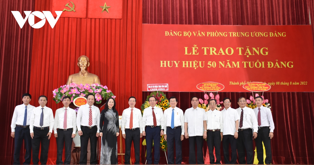 nguyen chu tich nuoc truong tan sang nhan huy hieu 50 nam tuoi Dang hinh anh 2