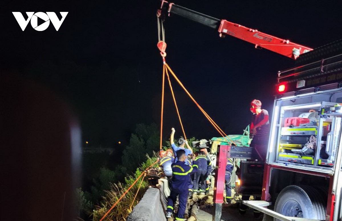 tai nan giao thong nghiem trong lam 4 nguoi chet, 2 nguoi bi thuong hinh anh 1