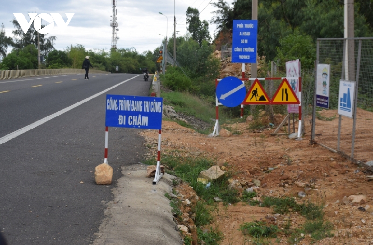 tap trung ra soat cac du an xay dung doc quoc lo 1d tai binh Dinh nguy co sat lo hinh anh 4