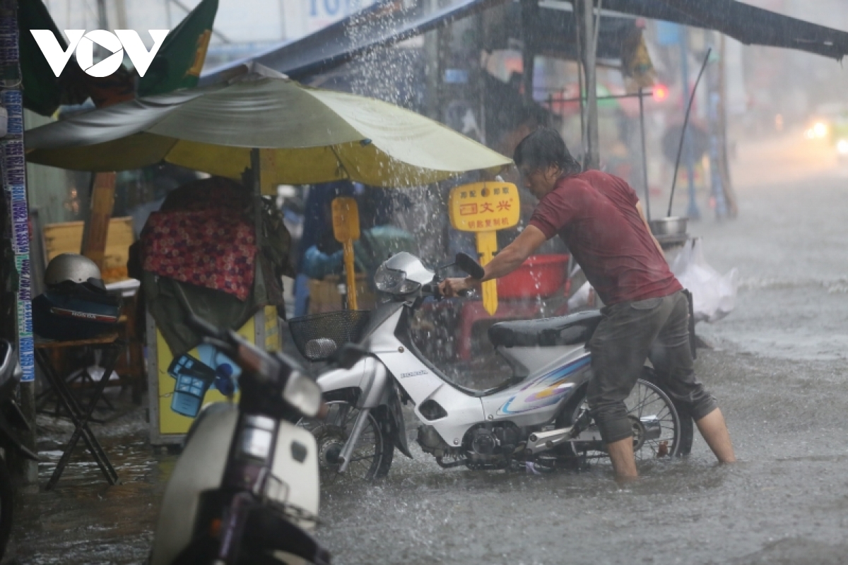 mua nhu trut nuoc, nhieu tuyen duong o tp.hcm ngap nang hinh anh 2